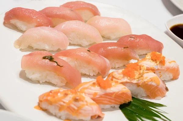 白皿に盛り付けられた鮭 赤味寿司 — ストック写真