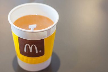Bangkok, Tayland - 4 Eylül 2019: Masadaki McDonald 'ın kağıt kahve fincanını kapatın.
