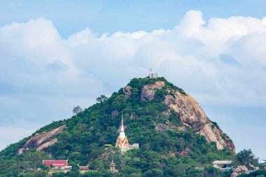 Gökyüzüne ve bulutlara karşı Khao Takiab Dağı (Chopsticks Hill).
