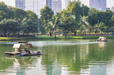 Bangkok, Tayland - 28 Eylül 2019: Chaipattana Düşük Hız Yüzey Havacıları şehir parkındaki bir gölette su arıtma için.