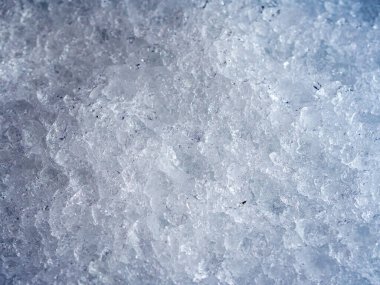 Kova içindeki ezilmiş buz küplerinin en üst görüntüsü. Soyut kalıp duvar kağıdı.