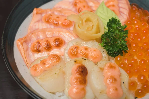 お店をさがす あぶり温泉鮭丼と明太子ソース — ストック写真