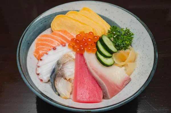 日本料理店では ちらし丼 マグロ ハマチ シメ鯖 — ストック写真