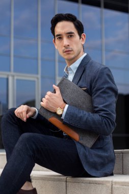 Takım elbiseli Genç güzel ve başarılı iş adamı