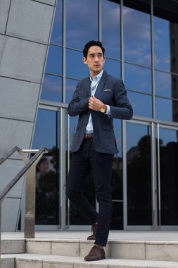 Takım elbiseli Genç güzel ve başarılı iş adamı