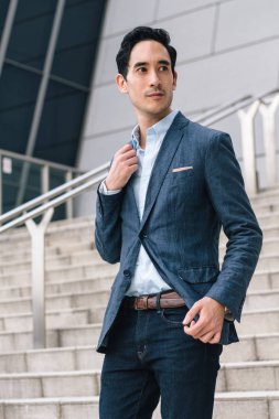 Takım elbiseli Genç güzel ve başarılı iş adamı