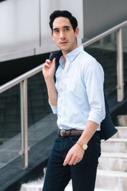 Takım elbiseli Genç güzel ve başarılı iş adamı