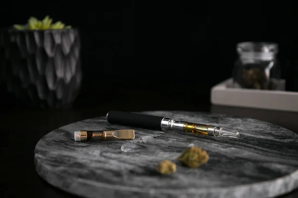 Marihuanu Vape Pen Koncentráty Pupeny Tmavé Mramorové Luxusní Konopí — Stock fotografie