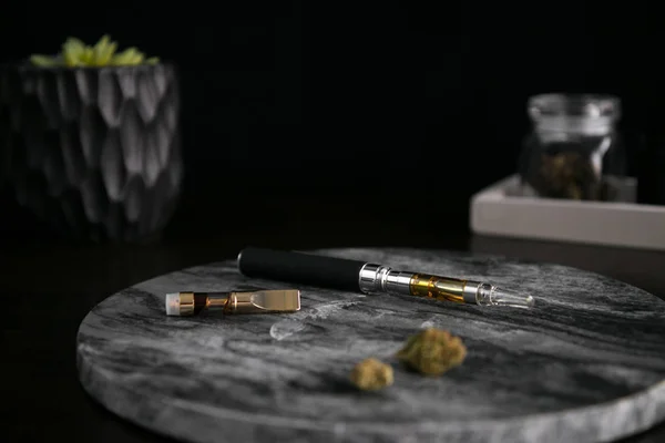 Marihuana Vaporstift Konzentrate Und Knospen Auf Dunklem Marmor — Stockfoto