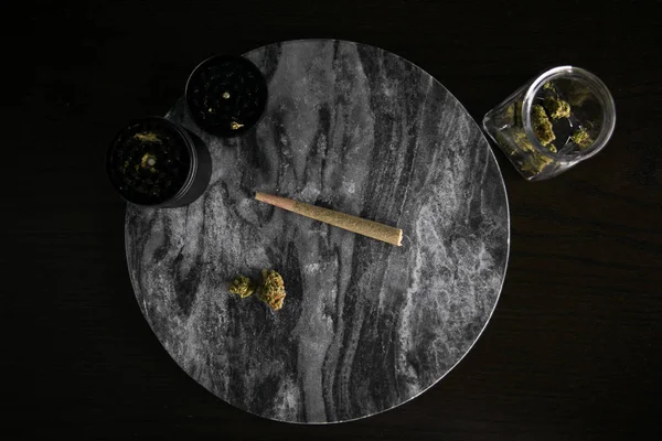 Joint Marihuany Pupeny Mlýnek Tmavé Mramorové Luxusní Konopí — Stock fotografie
