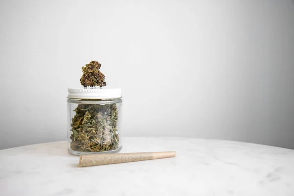 Joint Bud Cannabis Glass Jar White Marble Cannabis Dispensary Products — Stock Photo, Image