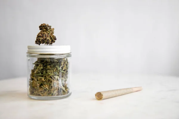 Joint Pot Verre Cannabis Sur Marbre Blanc Produits Dispensaires Cannabis — Photo