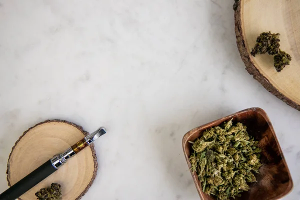 Top View Vape Pen Shake Marijuana Buds Wood Cannabis Dispensary — Stok Foto