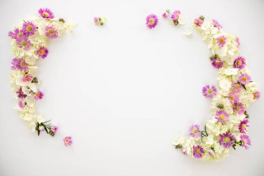 Beyaz ortanca ve mor papatya esrar esrar ürün arka plan çerçevesi - yukarıdan aşağı için Foral buket