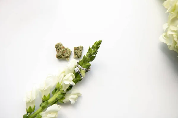 Bague Mariage Fiançailles Diamant Sur Fleur Blanche Avec Bourgeons Marijuana — Photo