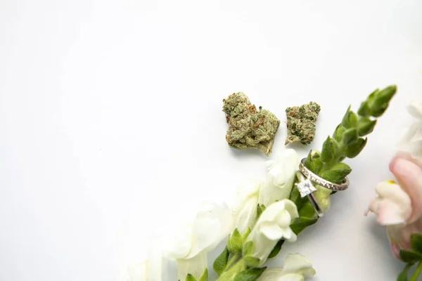 Marijuana Buds Next Pink White Flower Diamond Wedding Engagement Ring — Stock Photo, Image