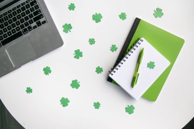 St Patrick's günü arka plan boş not defteri, yonca ve pazarlama, iş veya okul için yeşil kalem
