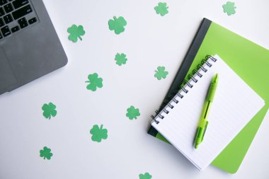 St Patrick's günü arka plan boş not defteri, yonca ve pazarlama, iş veya okul için yeşil kalem