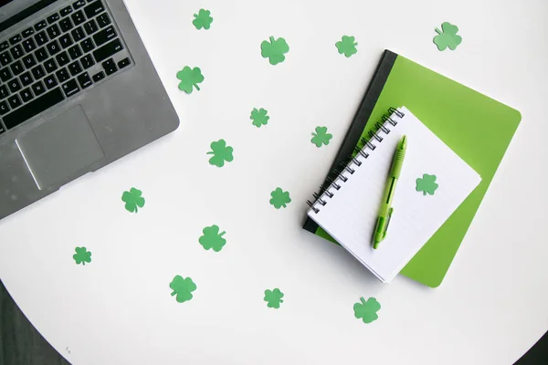 Patrick Day Background Blank Notepad Clovers Green Pen Marketing Business — Stock Photo, Image