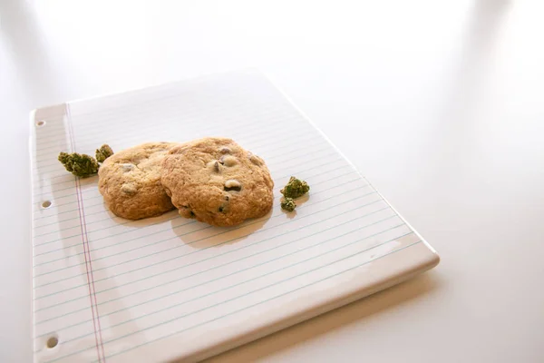 Čokoláda Čip Cookies Pupeny Marihuana Pořadače Papírový Talíř Úhlu — Stock fotografie