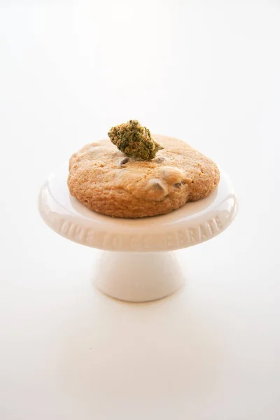 Cookie Aux Pépites Chocolat Comestible Marijuana Sur Piédestal Avec Bourgeon — Photo