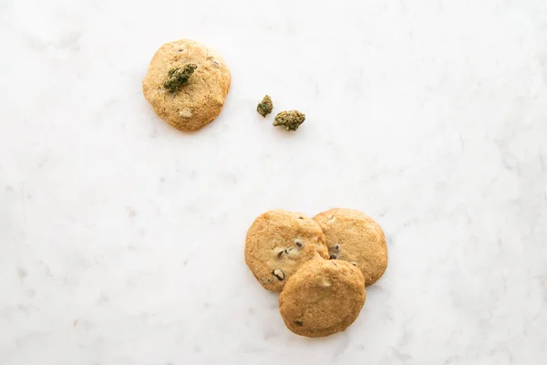 Pohled Bílém Mramoru Jedlé Marihuany Čokoláda Čip Cookies Pupeny Shora — Stock fotografie