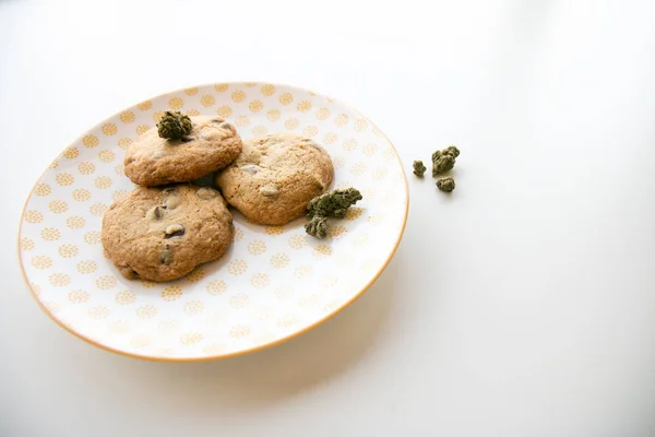 Vysoký Úhel Žluté Vzorované Desku Cookies Čokoláda Chip Pupeny Marihuana — Stock fotografie