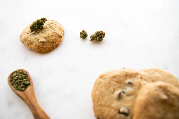 Bílý Mramor Jedlé Marihuany Čokoláda Čip Cookies Konopím Pupeny Pozemní — Stock fotografie