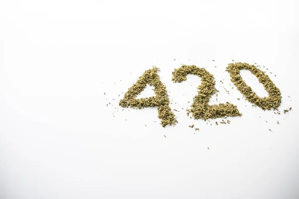 Marijuana Macinata Spelling Out 420 — Foto Stock