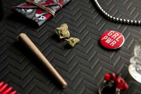 Marijuana Joint Buds Chevron Black Background Accessories — Stock Photo, Image