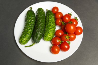 Bir yığın ıslak domates ve salatalık. Üst görünüm, tam çerçeve.