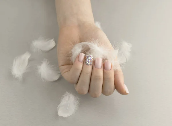 Stylish fashionable women pink manicure with feathers — Stock Photo, Image