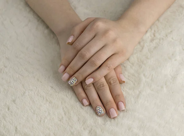 Stylish fashionable women pink manicure with feathers — Stock Photo, Image