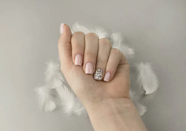 Stylish fashionable women pink manicure with feathers — Stock Photo, Image