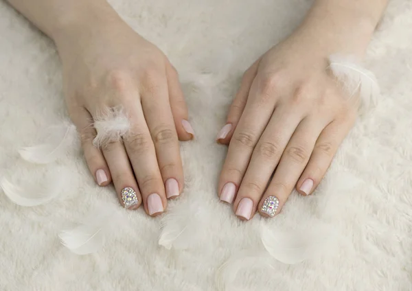 Stylish fashionable women pink manicure with feathers — Stock Photo, Image