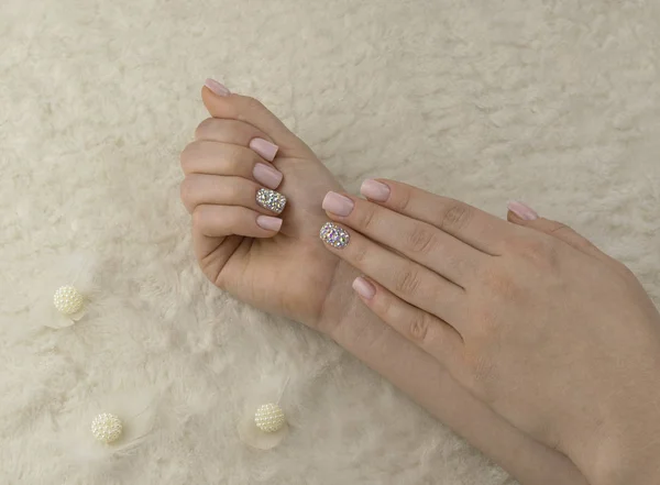 Stylish fashionable women pink manicure with feathers — Stock Photo, Image