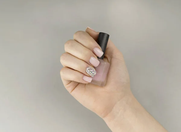 Mulheres na moda elegantes manicure rosa com esmalte — Fotografia de Stock