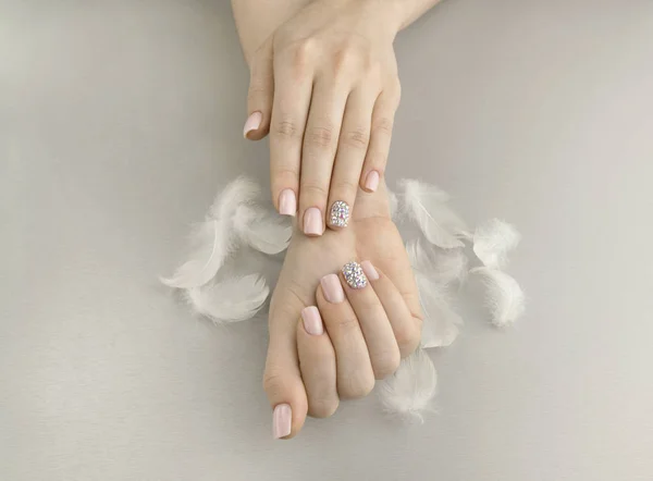 Stylish fashionable women pink manicure with feathers — Stock Photo, Image