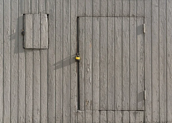 Pared de madera vintage con puerta — Foto de Stock