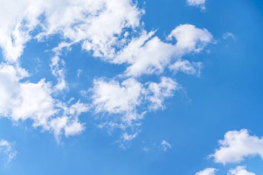 Parlak mavi gökyüzü arka planda fuffy bulutlar