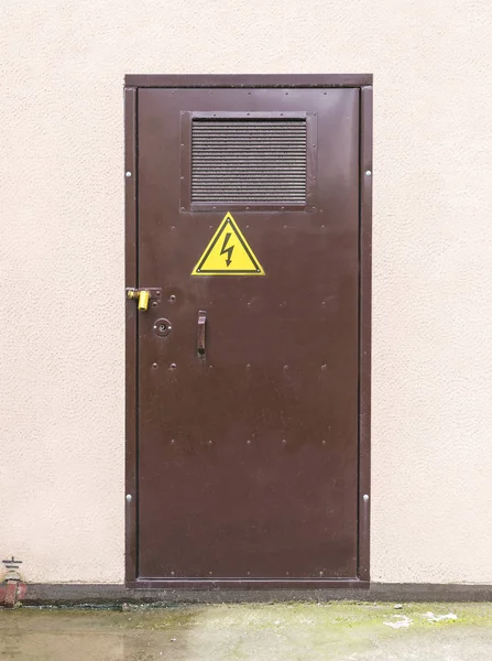 Ström understation stängd dörr med högspännings skylt — Stockfoto