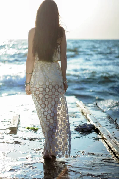 Feliz Mulher Despreocupada Desfrutando Belo Pôr Sol Nascer Sol Praia — Fotografia de Stock