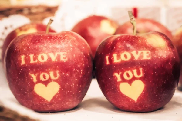 I love you writen on red apples. Two red apples