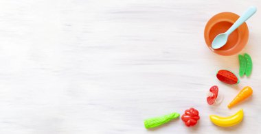 Bebek maması. Beyaz backgr üzerinde bebek aksesuarları ve oyuncaklar ile