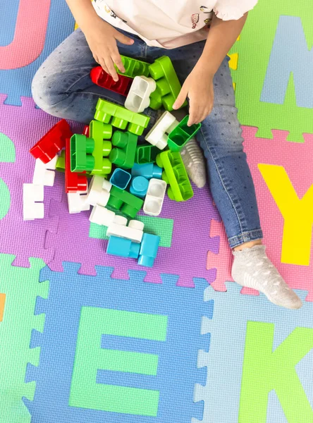 Dziewczynka bawiąca się kolorowymi klockami. Blacha konstrukcyjna — Zdjęcie stockowe