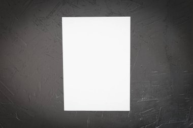 Siyah arkaplan broşürleri için boş kağıt çarşaflar. Model