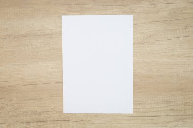 Ahşap arka planda broşür için boş kağıt levhalar. Sahte