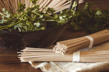 Kırsal, eski ahşap arka planda makarna malzemeleri.