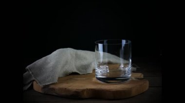Buzlu viski. Siyah arka planda şişeden viski hazırlanıyor. Bir bardak Rom Alkol yakın plan. 4 bin. Hareketi durdur. Zaman aşımı.