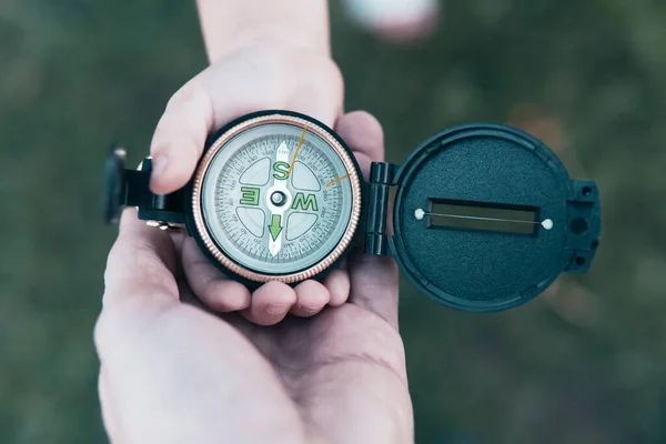 Vater Und Tochter Hände Halten Kompass Auf Grünem Gras Hintergrund — Stockfoto